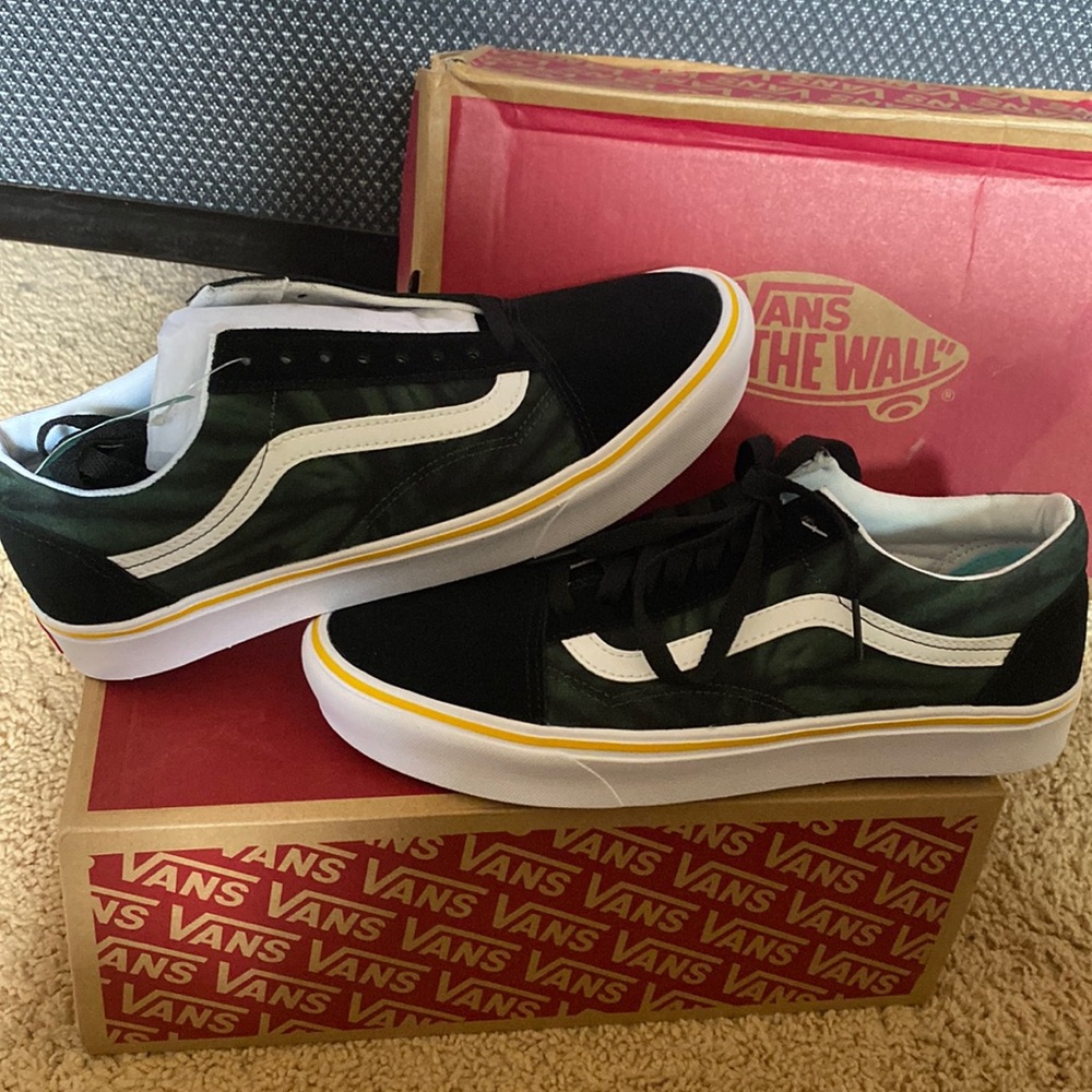 New, never used Vans Trippy Comfy Cush Old Skool. (Mens 9 or Women’s 10.5)